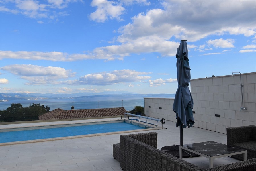 Piscine et terrasse avec vue mer