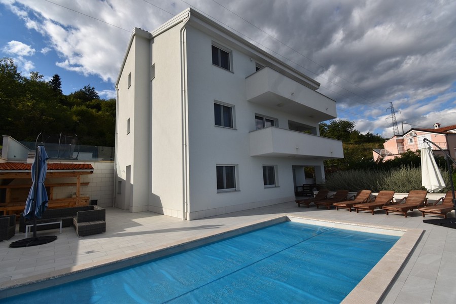 Vue extérieure de la villa avec piscine