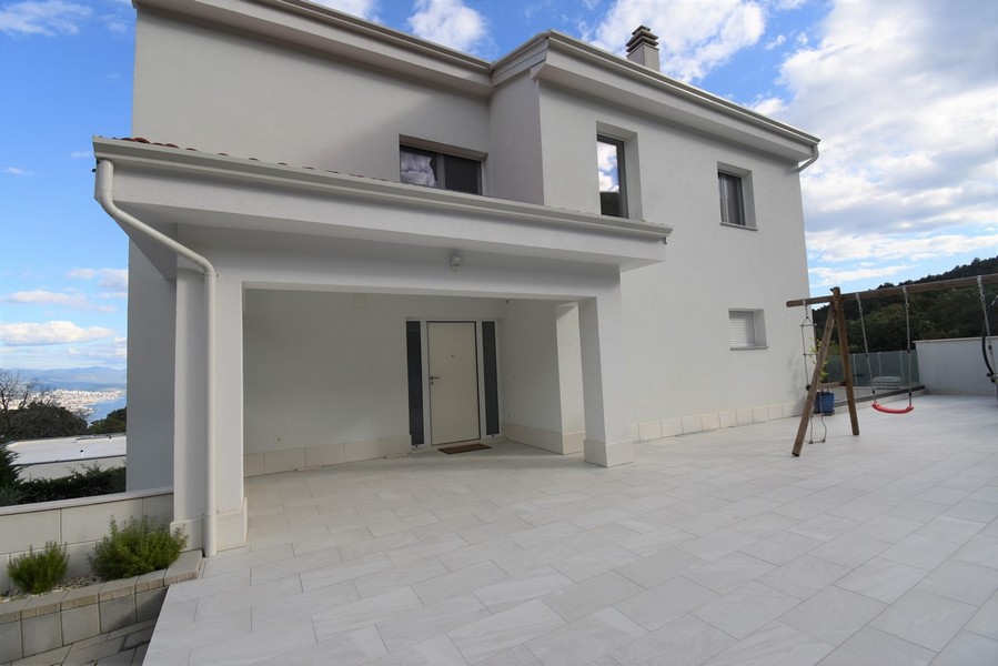 Vue extérieure de la villa moderne