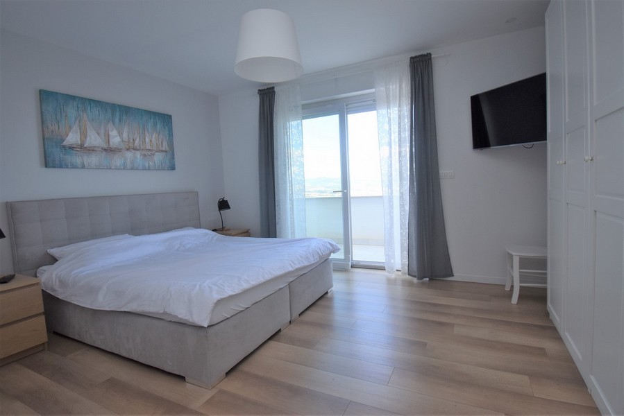 Chambre avec lit double et accès au balcon