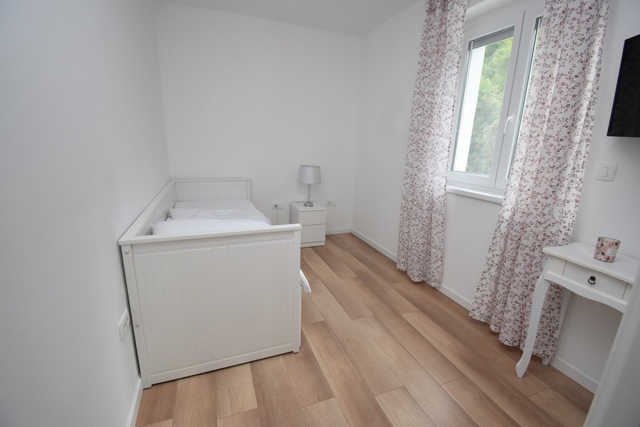 Salle de bains avec lave-linge et WC