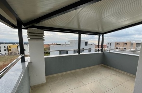 Toit-terrasse couvert avec vue sur les constructions neuves