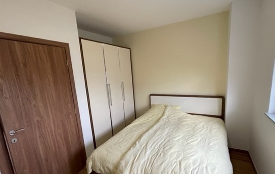 Chambre avec armoire blanche à côté de la porte