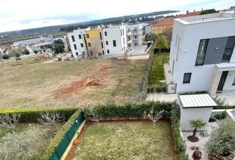 Vue d'en haut sur le jardin et les maisons voisines