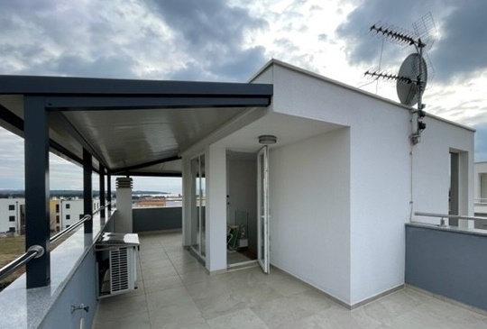 Toit-terrasse avec pergola et accès à la cage d'escalier