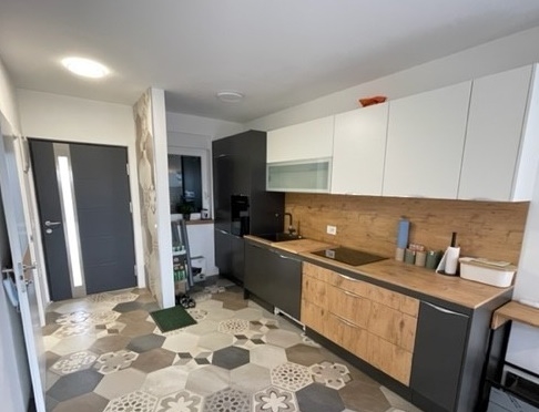 Cuisine anthracite et bois avec carrelage à motifs