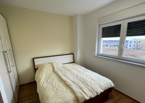 Chambre avec lit double devant le mur jaune