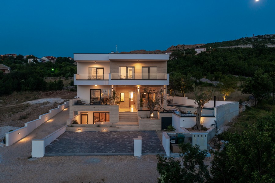 Villa illuminée en soirée en Croatie