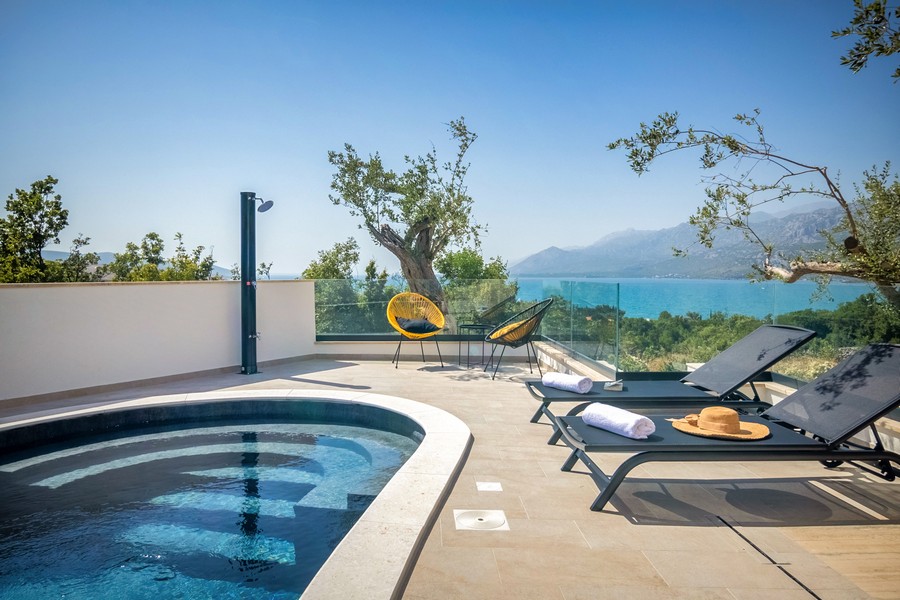 Espace piscine avec vue mer en Croatie
