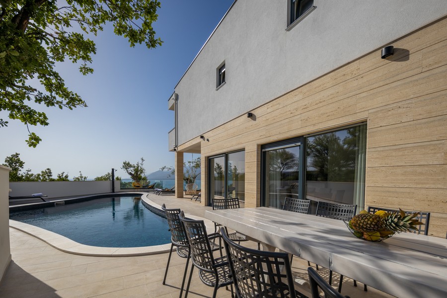 Terrasse avec piscine et coin repas extérieur
