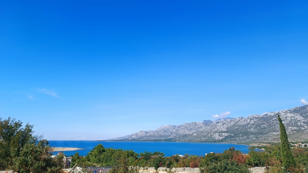 Vue panoramique sur la côte et les montagnes