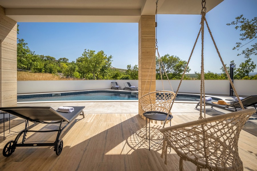 Terrasse couverte avec accès à la piscine
