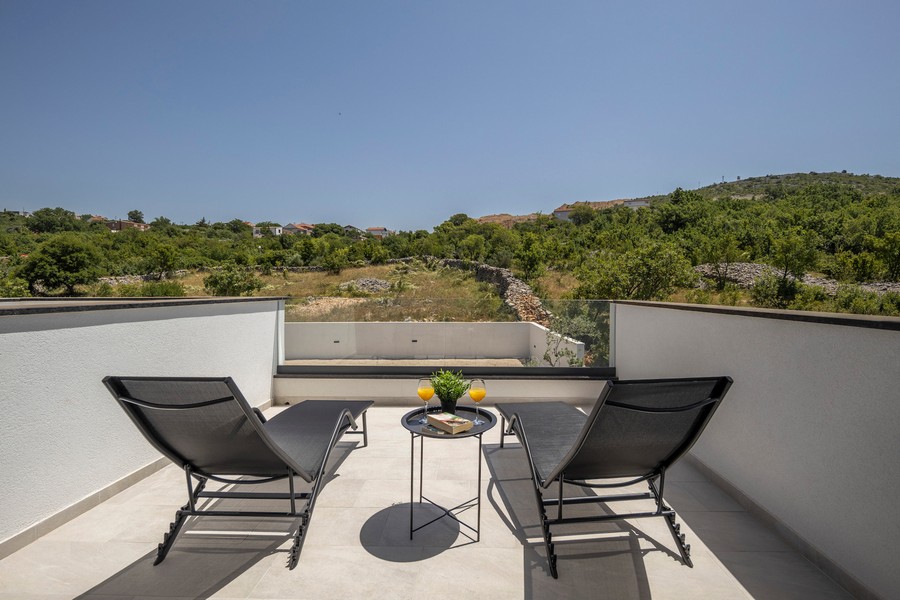 Terrasse ensoleillée de la villa en Croatie