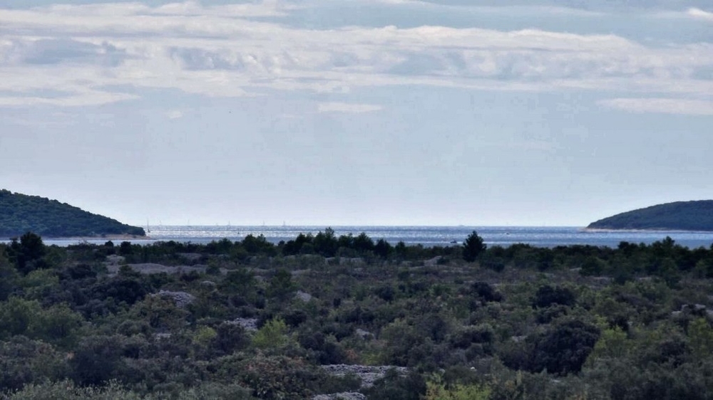 Vue au-dessus du maquis sur la mer et les îles