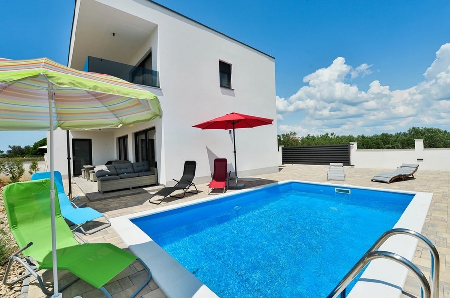 Maison jumelée moderne avec piscine et terrasse à Sibenik