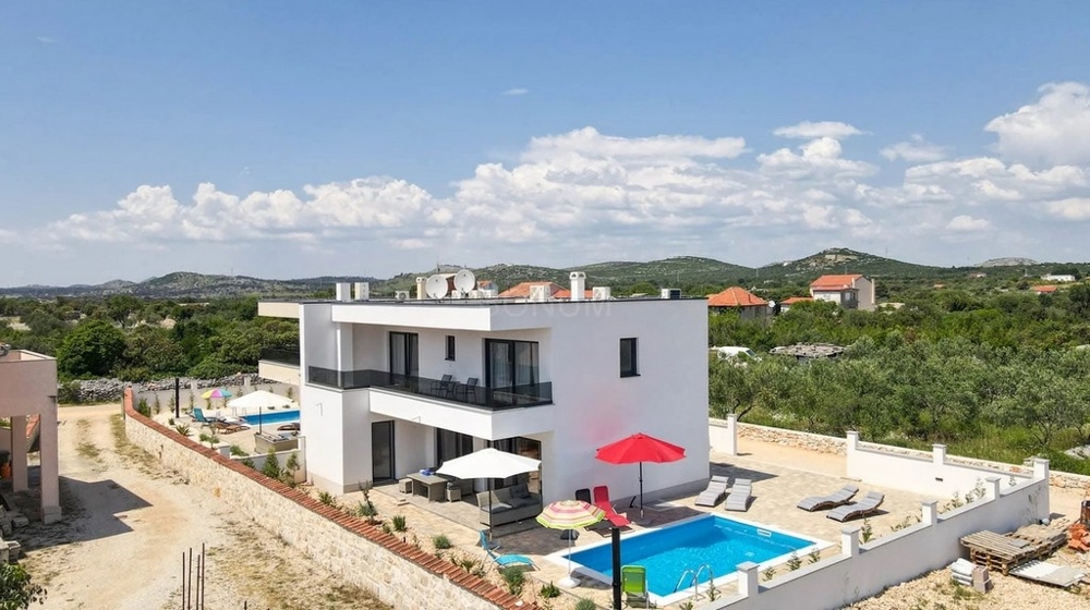 Vue aérienne de la maison jumelée avec piscine et transats