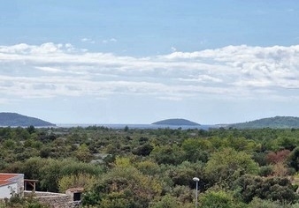 Vaste vue sur le maquis jusqu'aux îles