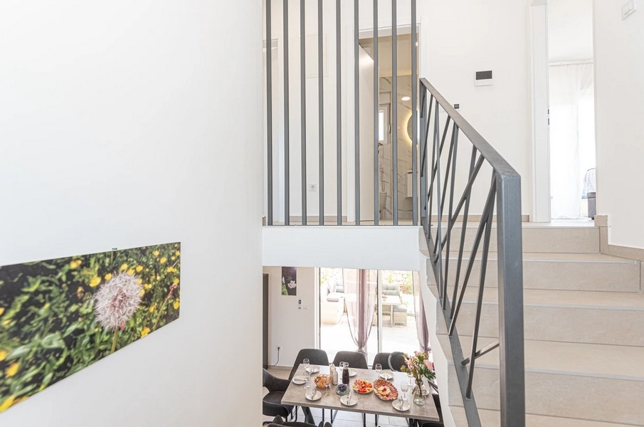 Escalier avec garde-corps en acier au-dessus du coin repas