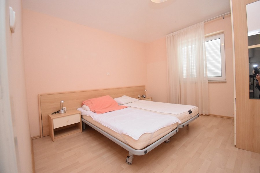 Chambre avec deux lits et fenêtre avec rideau