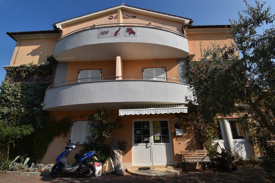 Bâtiment abricot avec balcon rond au-dessus de l'entrée