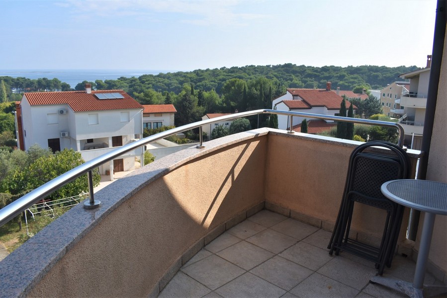 Balcon rond avec vue sur les toits jusqu'à l'eau