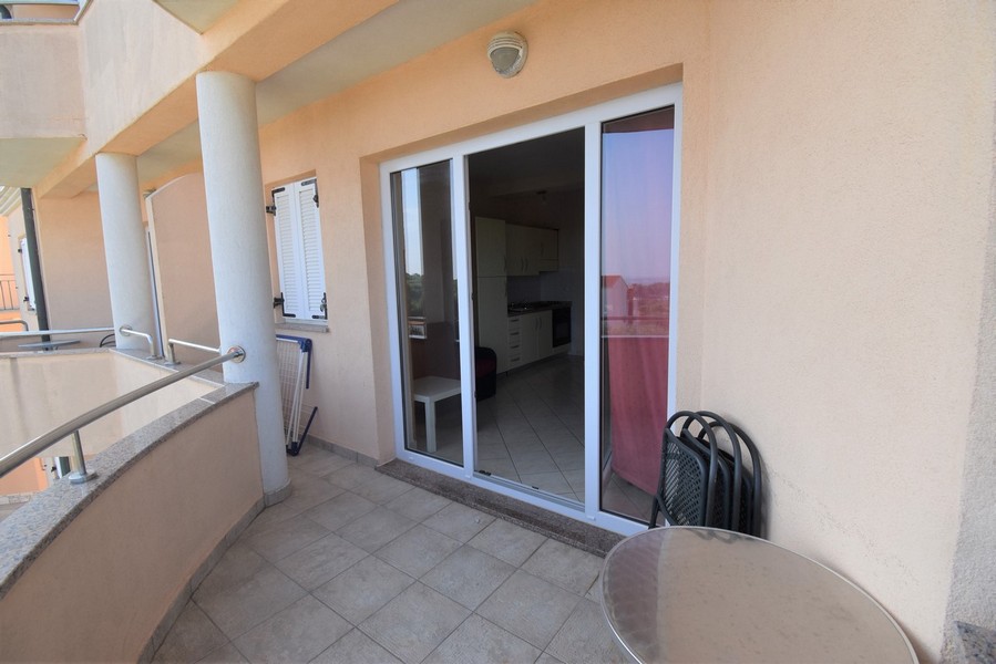 Loggia avec porte coulissante et vue sur l'appartement