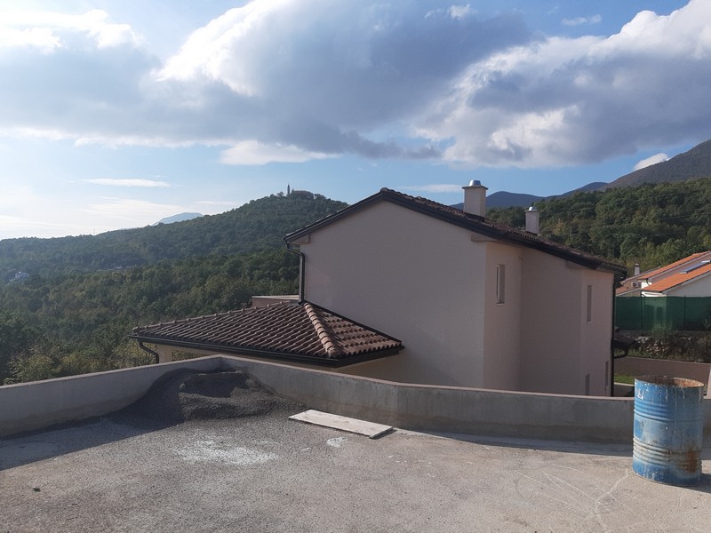 Vue extérieure de la maison avec vue sur les montagnes