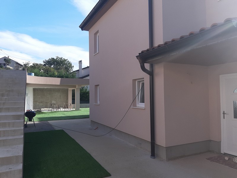 Vue extérieure de la maison avec pelouse