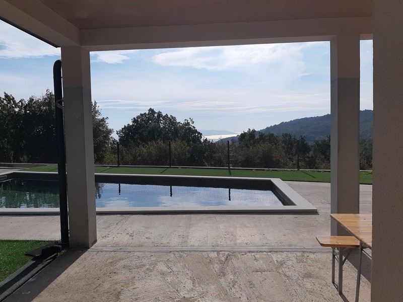 Terrasse couverte avec vue sur la piscine
