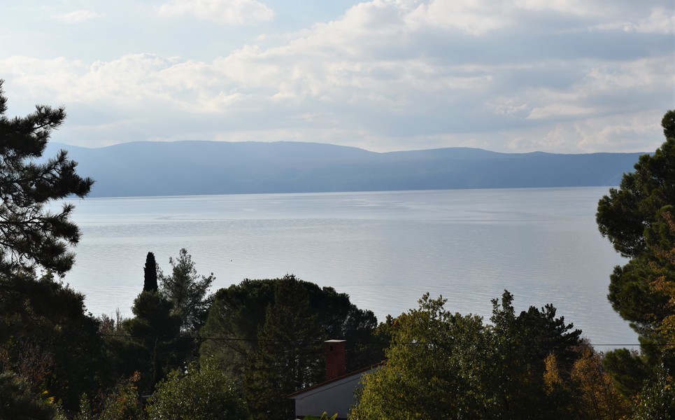Maison jumelée sur Krk avec vue sur la baie jusqu'au continent