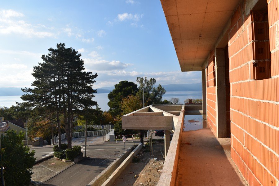 Terrasse en gros œuvre avec vue au-dessus de la rue sur la baie