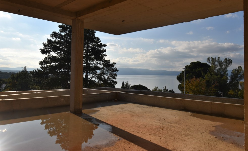 Terrasse couverte en gros œuvre avec vue mer entre les pins