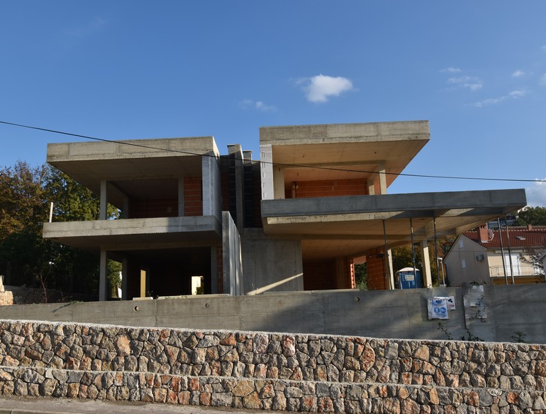 Gros œuvre en béton avec dalles en porte-à-faux au-dessus du mur
