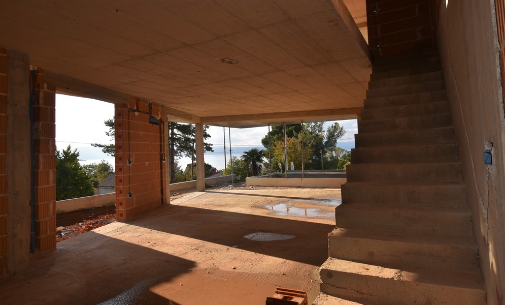 Escalier en béton en gros œuvre à côté du séjour ouvert