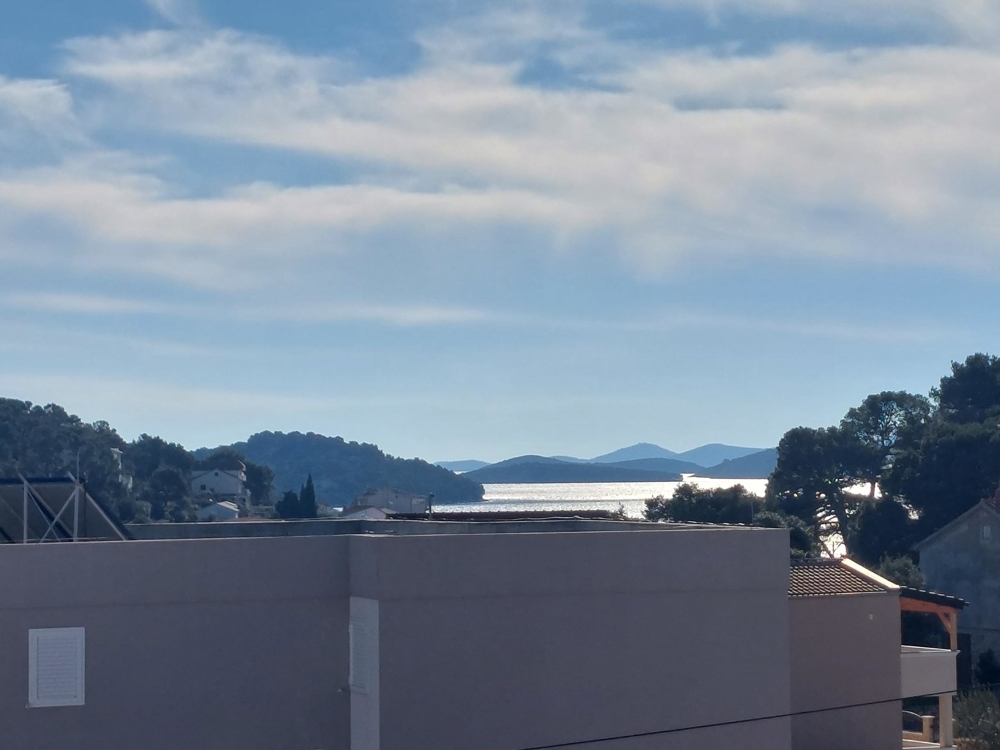 Vue par-dessus les toits sur la baie à contre-jour