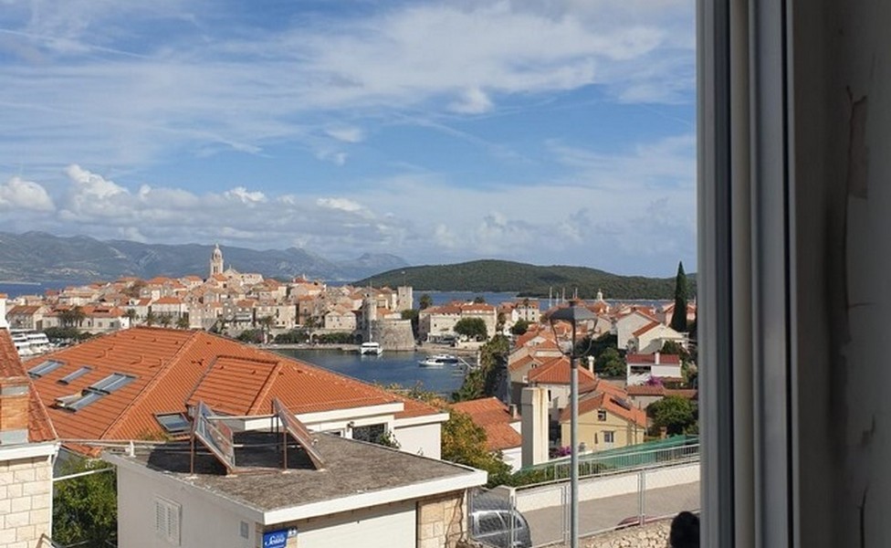 Vue sur le centre-ville de Korcula avec toits rouges