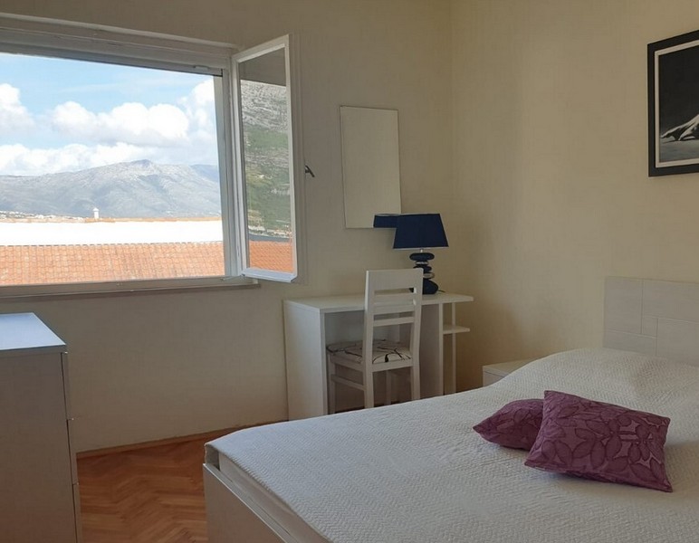 Chambre avec fenêtre ouverte sur les montagnes