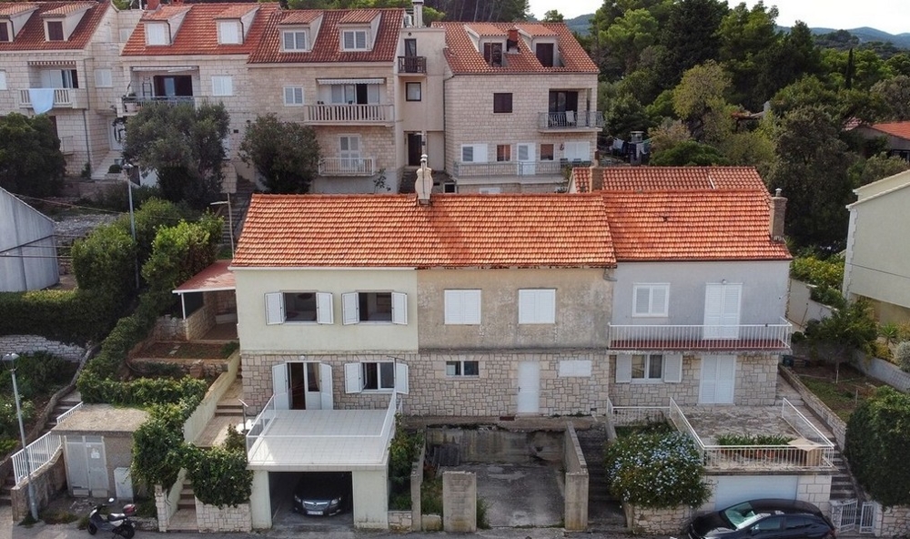 Maisons en bande avec toit de tuiles et carport vues du ciel