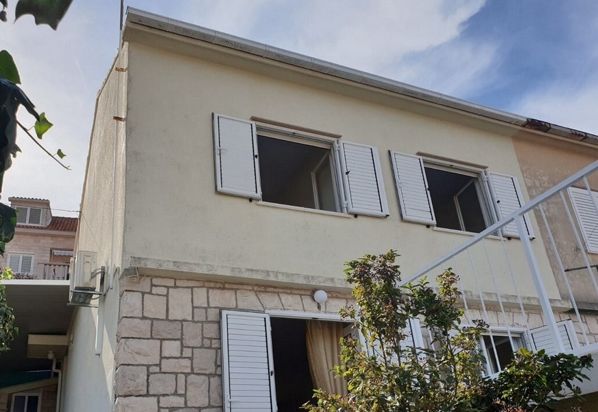 Façade avec volets et soubassement en pierre naturelle dans un bâtiment ancien