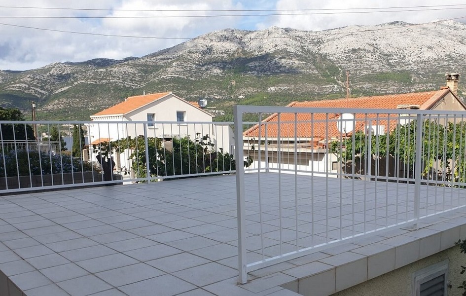 Toit-terrasse carrelé avec vue sur les montagnes dénudées