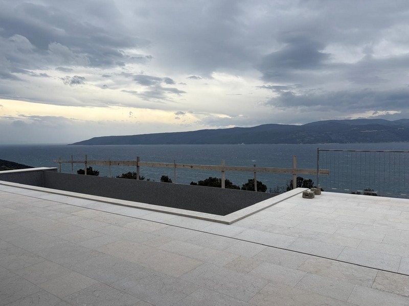 Villa impressionnante avec piscine à débordement et vue mer