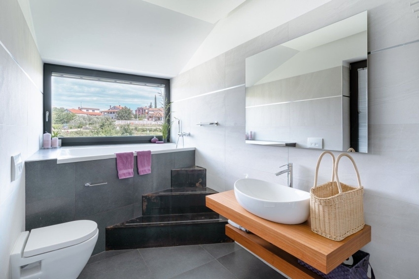 Salle de bains avec vasque et fenêtre avec vue sur la ville
