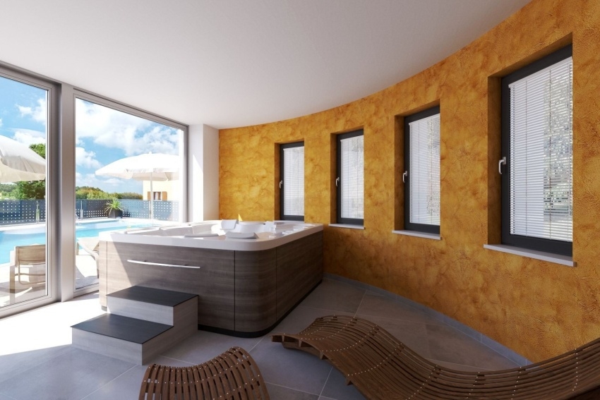 Jacuzzi intérieur avec fenêtres et vue sur la piscine