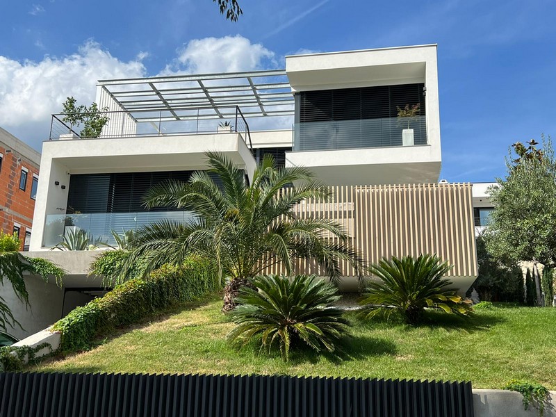 Villa de luxe à Rijeka avec palmiers et lames de bois sur la pente