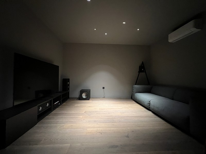 Cinéma au sous-sol de la villa H2383 à Rijeka, Croatie.