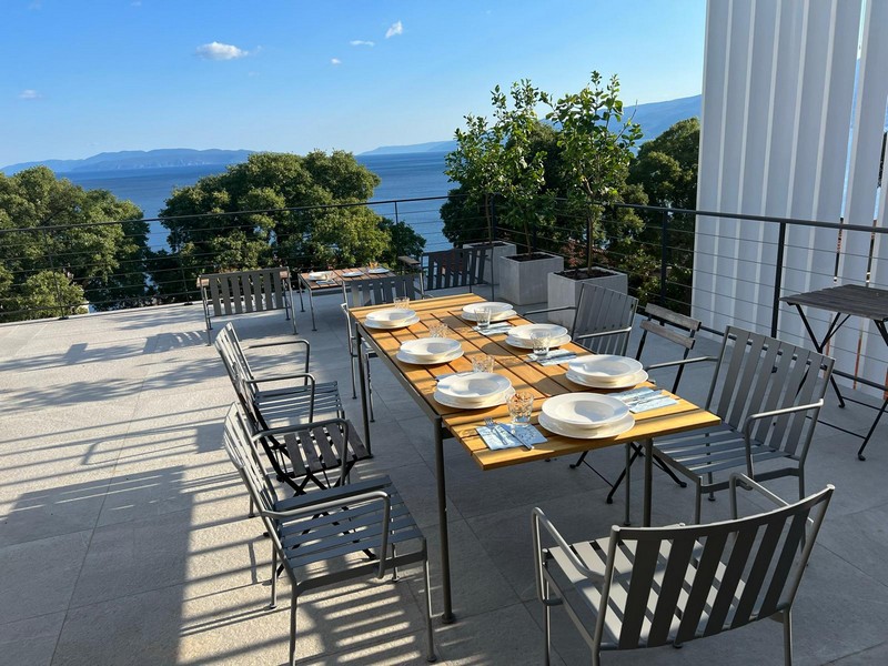 Table dressée sur la terrasse avec vue sur la baie