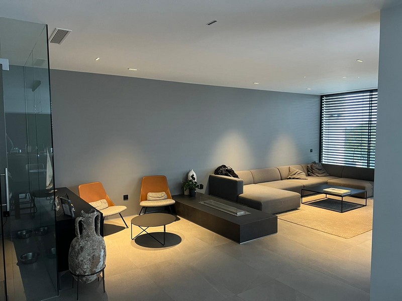 Séjour avec long canapé et fauteuils orange