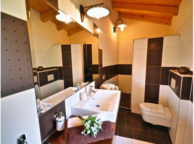 Cette image montre la salle de bains attrayante et confortable du bien H2393, à vendre à Porec.