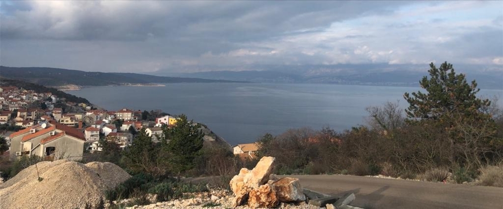 Vue depuis la rue sur le village et la baie
