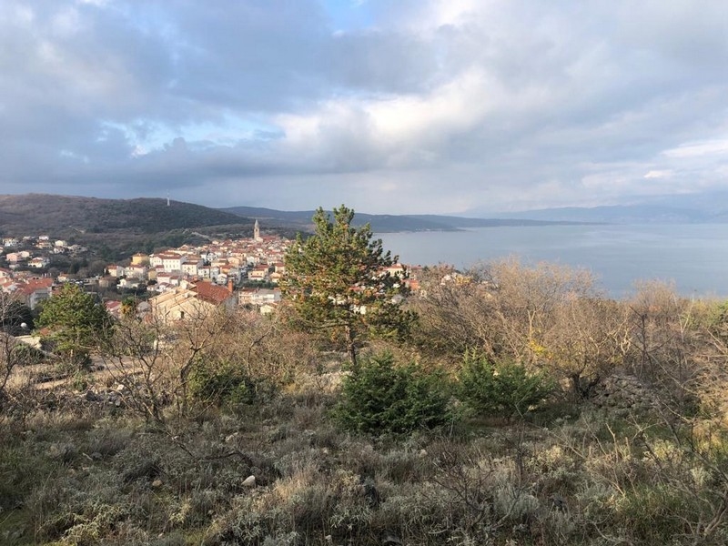 Vue depuis la pente sur le village et la mer